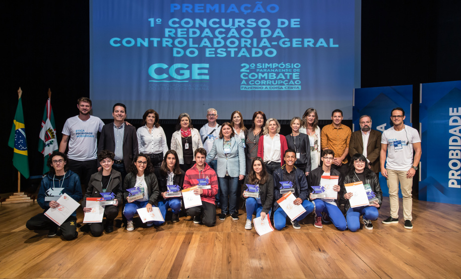 A consciência de um comportamento ético individual é capaz de transformar a cultura de uma sociedade. Esse é um dos conceitos comuns entre os profissionais que apresentaram teorias e experiências no 2º Simpósio Paranaense de Combate à Corrupção – Fazendo a coisa certa. O evento promovido pelo Governo do Paraná, por meio da Controladoria-Geral do Estado (CGE), reuniu cerca de 450 participantes, nesta segunda-feira (09), em Curitiba. Foto:Divulgação