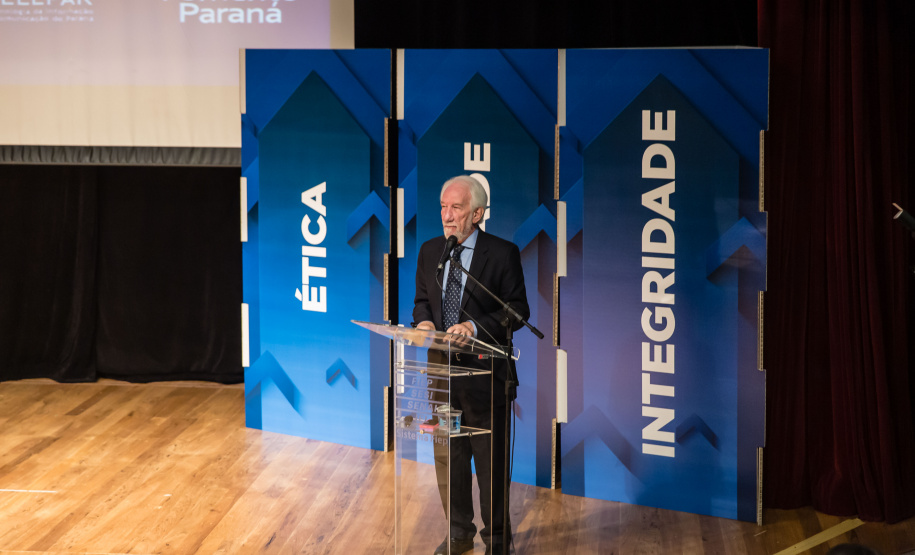 A consciência de um comportamento ético individual é capaz de transformar a cultura de uma sociedade. Esse é um dos conceitos comuns entre os profissionais que apresentaram teorias e experiências no 2º Simpósio Paranaense de Combate à Corrupção – Fazendo a coisa certa. O evento promovido pelo Governo do Paraná, por meio da Controladoria-Geral do Estado (CGE), reuniu cerca de 450 participantes, nesta segunda-feira (09), em Curitiba. Foto:Divulgação