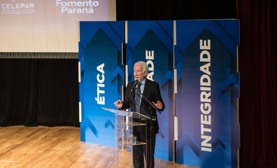 A consciência de um comportamento ético individual é capaz de transformar a cultura de uma sociedade. Esse é um dos conceitos comuns entre os profissionais que apresentaram teorias e experiências no 2º Simpósio Paranaense de Combate à Corrupção – Fazendo a coisa certa. O evento promovido pelo Governo do Paraná, por meio da Controladoria-Geral do Estado (CGE), reuniu cerca de 450 participantes, nesta segunda-feira (09), em Curitiba. Foto:Divulgação