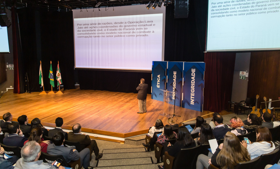 A consciência de um comportamento ético individual é capaz de transformar a cultura de uma sociedade. Esse é um dos conceitos comuns entre os profissionais que apresentaram teorias e experiências no 2º Simpósio Paranaense de Combate à Corrupção – Fazendo a coisa certa. O evento promovido pelo Governo do Paraná, por meio da Controladoria-Geral do Estado (CGE), reuniu cerca de 450 participantes, nesta segunda-feira (09), em Curitiba. Foto:Divulgação