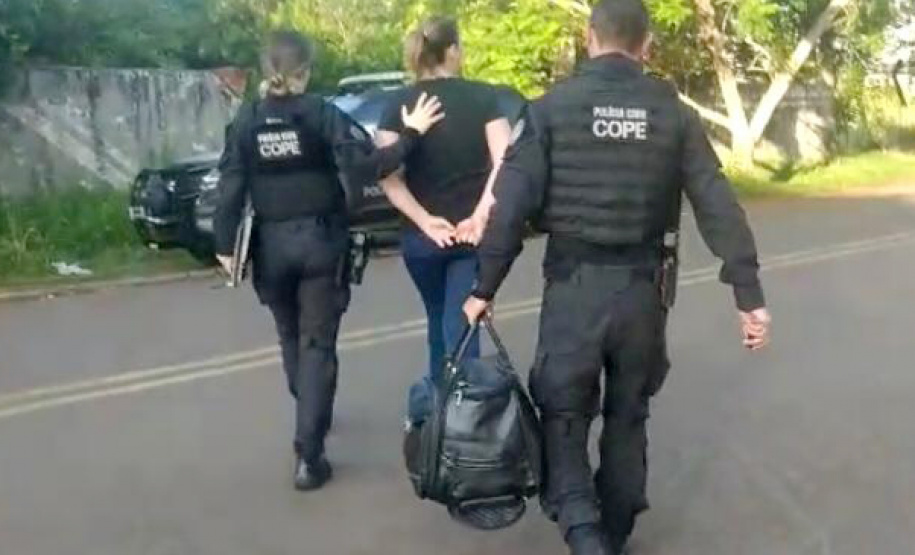 A Polícia Civil do Paraná (PCPR) está nas ruas desde as primeiras horas da manhã desta quarta-feira (11) para cumprir 20 mandados judiciais em endereços relacionados a médicos urologistas do Paraná e Goiás. Os alvos da ação são suspeitos de utilizar materiais cirúrgicos irregulares. Cateteres e outros equipamentos, que deveriam ser descartados após uso único, eram utilizados em até 15 cirurgias. Foto:SESP