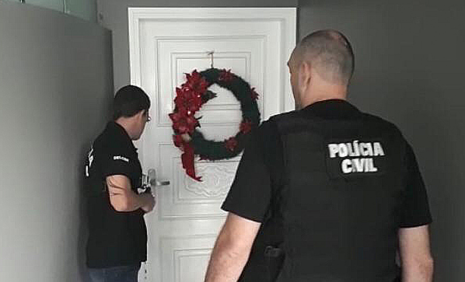 A Polícia Civil do Paraná (PCPR) está nas ruas desde as primeiras horas da manhã desta quarta-feira (11) para cumprir 20 mandados judiciais em endereços relacionados a médicos urologistas do Paraná e Goiás. Os alvos da ação são suspeitos de utilizar materiais cirúrgicos irregulares. Cateteres e outros equipamentos, que deveriam ser descartados após uso único, eram utilizados em até 15 cirurgias. Foto:SESP