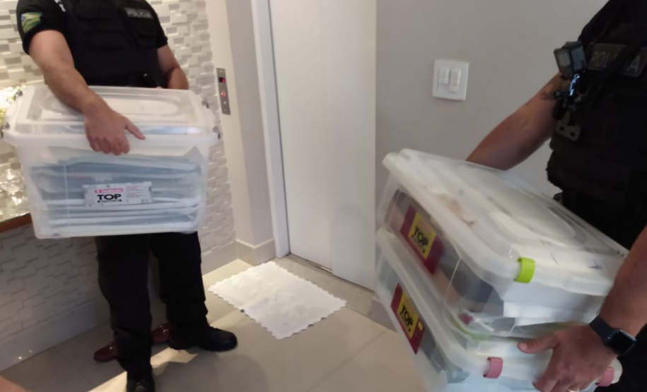 A Polícia Civil do Paraná (PCPR) está nas ruas desde as primeiras horas da manhã desta quarta-feira (11) para cumprir 20 mandados judiciais em endereços relacionados a médicos urologistas do Paraná e Goiás. Os alvos da ação são suspeitos de utilizar materiais cirúrgicos irregulares. Cateteres e outros equipamentos, que deveriam ser descartados após uso único, eram utilizados em até 15 cirurgias. Foto:SESP