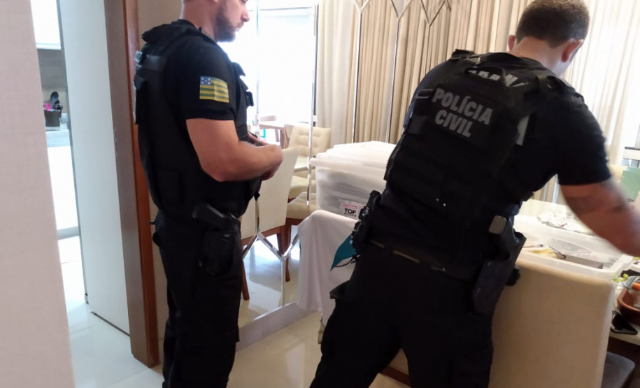 A Polícia Civil do Paraná (PCPR) está nas ruas desde as primeiras horas da manhã desta quarta-feira (11) para cumprir 20 mandados judiciais em endereços relacionados a médicos urologistas do Paraná e Goiás. Os alvos da ação são suspeitos de utilizar materiais cirúrgicos irregulares. Cateteres e outros equipamentos, que deveriam ser descartados após uso único, eram utilizados em até 15 cirurgias. Foto:SESP