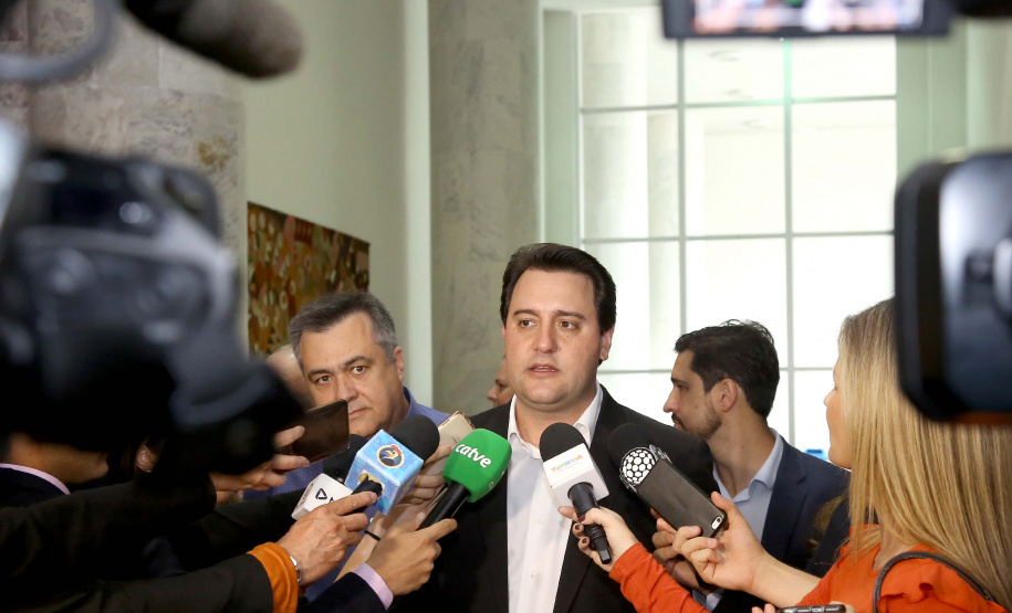 O governador Carlos Massa Ratinho Junior recebeu nesta quarta-feira (11), no Palácio Iguaçu, prefeitos de municípios de diversas regiões do Estado. No encontro foram assinados convênios para liberação de recursos destinados a ações na área da saúde. Os convênios foram assinados, também, pelo secretário de Estado da Saúde, Beto Preto. Curitiba,11/12/2109 Foto:Jaelson Lucas / AEN