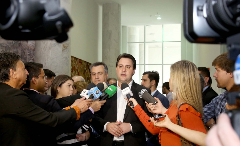 O governador Carlos Massa Ratinho Junior recebeu nesta quarta-feira (11), no Palácio Iguaçu, prefeitos de municípios de diversas regiões do Estado. No encontro foram assinados convênios para liberação de recursos destinados a ações na área da saúde. Os convênios foram assinados, também, pelo secretário de Estado da Saúde, Beto Preto. Curitiba,11/12/2109 Foto:Jaelson Lucas / AEN