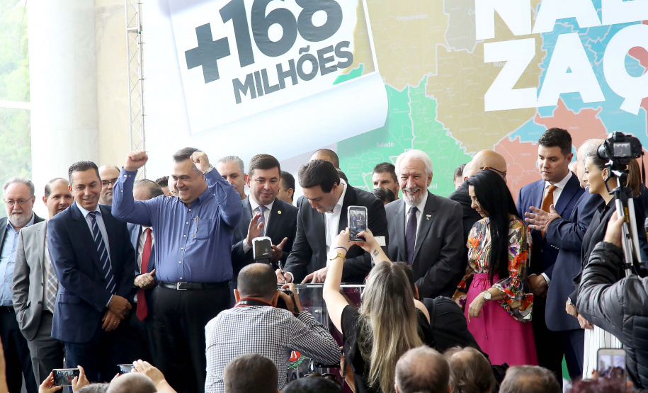 O governador Carlos Massa Ratinho Junior recebeu nesta quarta-feira (11), no Palácio Iguaçu, prefeitos de municípios de diversas regiões do Estado. No encontro foram assinados convênios para liberação de recursos destinados a ações na área da saúde. Os convênios foram assinados, também, pelo secretário de Estado da Saúde, Beto Preto. Curitiba,11/12/2109 Foto:Jaelson Lucas / AEN