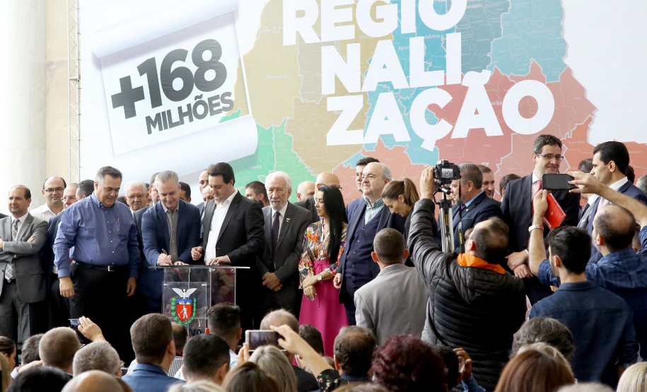 O governador Carlos Massa Ratinho Junior recebeu nesta quarta-feira (11), no Palácio Iguaçu, prefeitos de municípios de diversas regiões do Estado. No encontro foram assinados convênios para liberação de recursos destinados a ações na área da saúde. Os convênios foram assinados, também, pelo secretário de Estado da Saúde, Beto Preto. Curitiba,11/12/2109 Foto:Jaelson Lucas / AEN