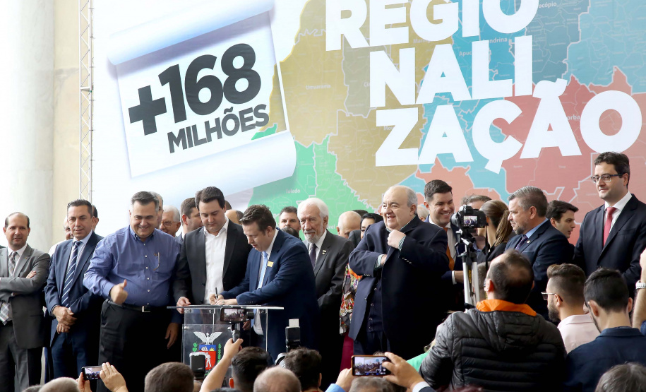 O governador Carlos Massa Ratinho Junior recebeu nesta quarta-feira (11), no Palácio Iguaçu, prefeitos de municípios de diversas regiões do Estado. No encontro foram assinados convênios para liberação de recursos destinados a ações na área da saúde. Os convênios foram assinados, também, pelo secretário de Estado da Saúde, Beto Preto. Curitiba,11/12/2109 Foto:Jaelson Lucas / AEN