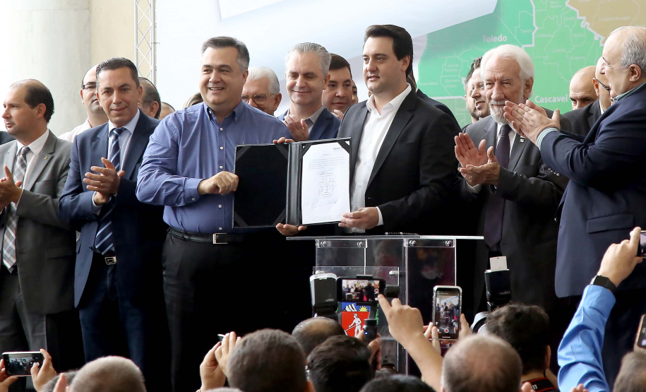 O governador Carlos Massa Ratinho Junior recebeu nesta quarta-feira (11), no Palácio Iguaçu, prefeitos de municípios de diversas regiões do Estado. No encontro foram assinados convênios para liberação de recursos destinados a ações na área da saúde. Os convênios foram assinados, também, pelo secretário de Estado da Saúde, Beto Preto. Curitiba,11/12/2109 Foto:Jaelson Lucas / AEN