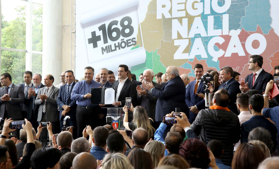 O governador Carlos Massa Ratinho Junior recebeu nesta quarta-feira (11), no Palácio Iguaçu, prefeitos de municípios de diversas regiões do Estado. No encontro foram assinados convênios para liberação de recursos destinados a ações na área da saúde. Os convênios foram assinados, também, pelo secretário de Estado da Saúde, Beto Preto. Curitiba,11/12/2109 Foto:Jaelson Lucas / AEN