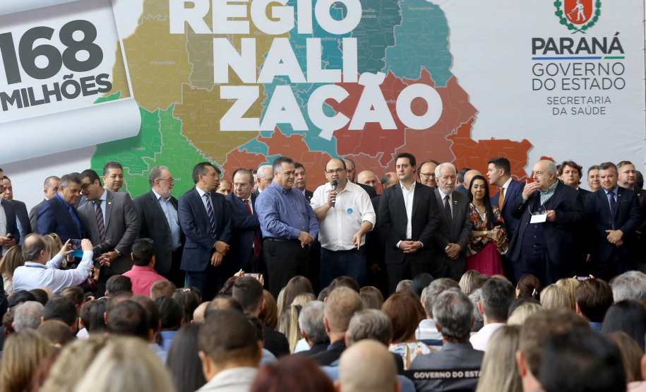 O governador Carlos Massa Ratinho Junior recebeu nesta quarta-feira (11), no Palácio Iguaçu, prefeitos de municípios de diversas regiões do Estado. No encontro foram assinados convênios para liberação de recursos destinados a ações na área da saúde. Os convênios foram assinados, também, pelo secretário de Estado da Saúde, Beto Preto. Curitiba,11/12/2109 Foto:Jaelson Lucas / AEN