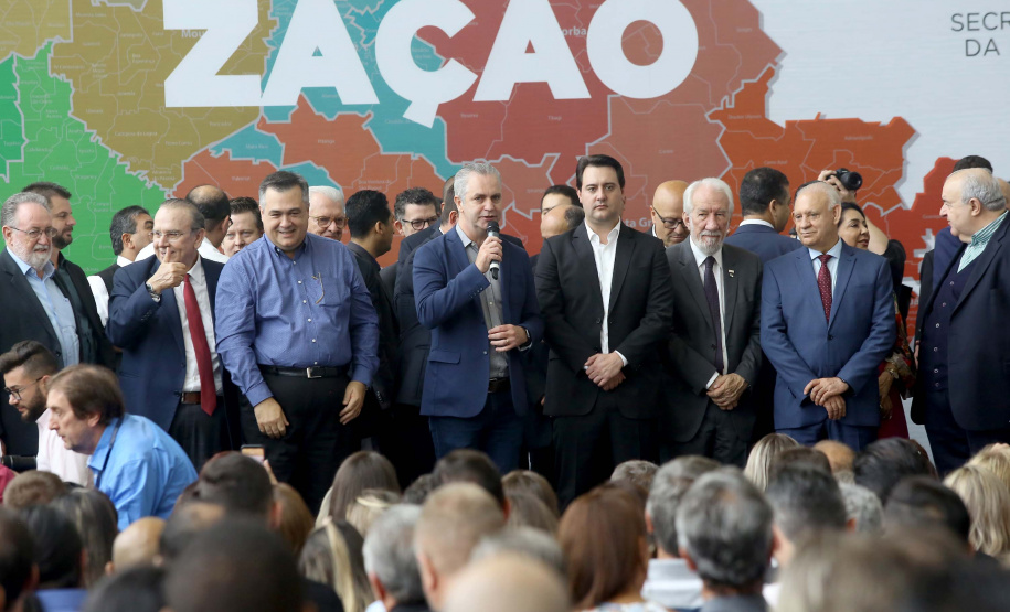 O governador Carlos Massa Ratinho Junior recebeu nesta quarta-feira (11), no Palácio Iguaçu, prefeitos de municípios de diversas regiões do Estado. No encontro foram assinados convênios para liberação de recursos destinados a ações na área da saúde. Os convênios foram assinados, também, pelo secretário de Estado da Saúde, Beto Preto. Curitiba,11/12/2109 Foto:Jaelson Lucas / AEN