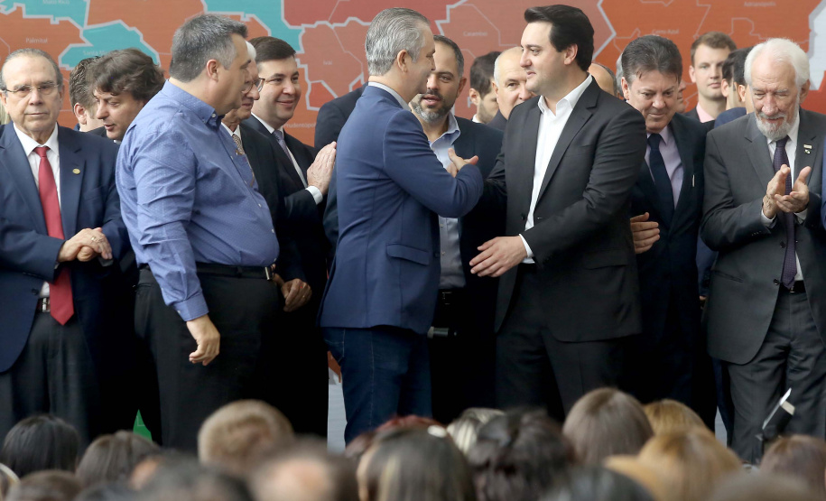 O governador Carlos Massa Ratinho Junior recebeu nesta quarta-feira (11), no Palácio Iguaçu, prefeitos de municípios de diversas regiões do Estado. No encontro foram assinados convênios para liberação de recursos destinados a ações na área da saúde. Os convênios foram assinados, também, pelo secretário de Estado da Saúde, Beto Preto. Curitiba,11/12/2109 Foto:Jaelson Lucas / AEN