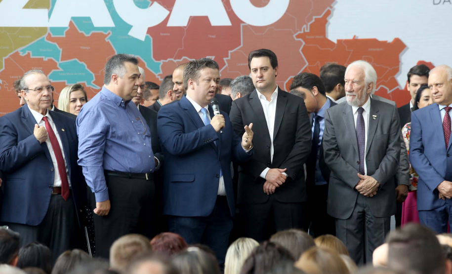 O governador Carlos Massa Ratinho Junior recebeu nesta quarta-feira (11), no Palácio Iguaçu, prefeitos de municípios de diversas regiões do Estado. No encontro foram assinados convênios para liberação de recursos destinados a ações na área da saúde. Os convênios foram assinados, também, pelo secretário de Estado da Saúde, Beto Preto. Curitiba,11/12/2109 Foto:Jaelson Lucas / AEN