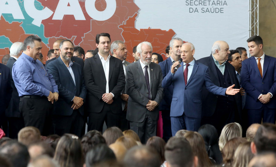 O governador Carlos Massa Ratinho Junior recebeu nesta quarta-feira (11), no Palácio Iguaçu, prefeitos de municípios de diversas regiões do Estado. No encontro foram assinados convênios para liberação de recursos destinados a ações na área da saúde. Os convênios foram assinados, também, pelo secretário de Estado da Saúde, Beto Preto. Curitiba,11/12/2109 Foto:Jaelson Lucas / AEN
