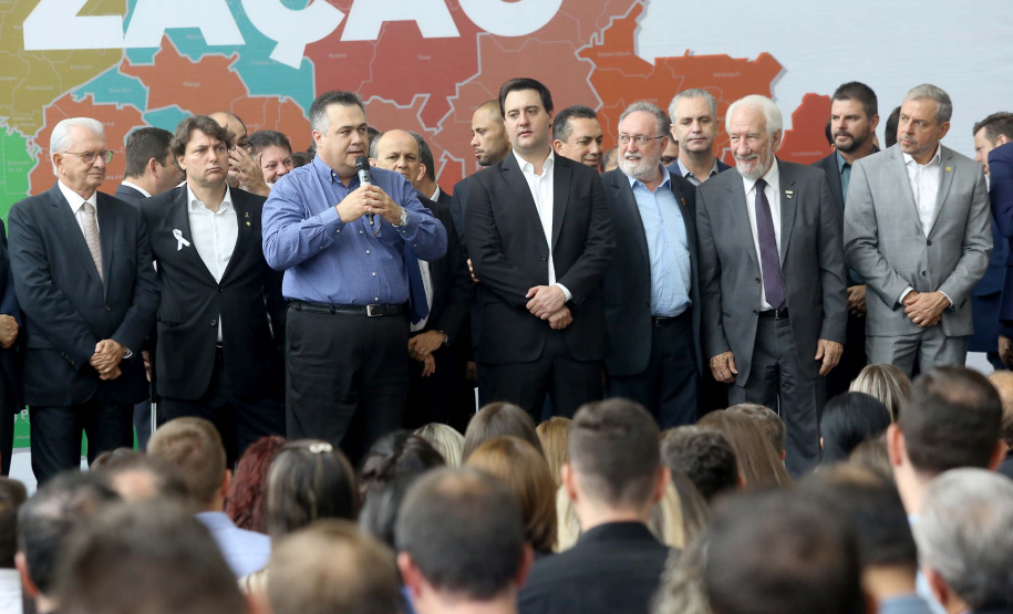 O governador Carlos Massa Ratinho Junior recebeu nesta quarta-feira (11), no Palácio Iguaçu, prefeitos de municípios de diversas regiões do Estado. No encontro foram assinados convênios para liberação de recursos destinados a ações na área da saúde. Os convênios foram assinados, também, pelo secretário de Estado da Saúde, Beto Preto. Curitiba,11/12/2109 Foto:Jaelson Lucas / AEN