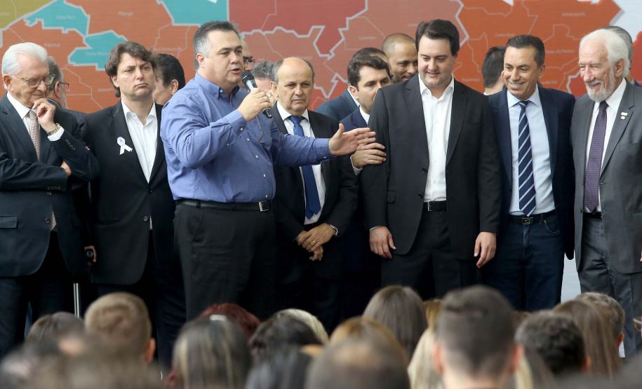 O governador Carlos Massa Ratinho Junior recebeu nesta quarta-feira (11), no Palácio Iguaçu, prefeitos de municípios de diversas regiões do Estado. No encontro foram assinados convênios para liberação de recursos destinados a ações na área da saúde. Os convênios foram assinados, também, pelo secretário de Estado da Saúde, Beto Preto. Curitiba,11/12/2109 Foto:Jaelson Lucas / AEN