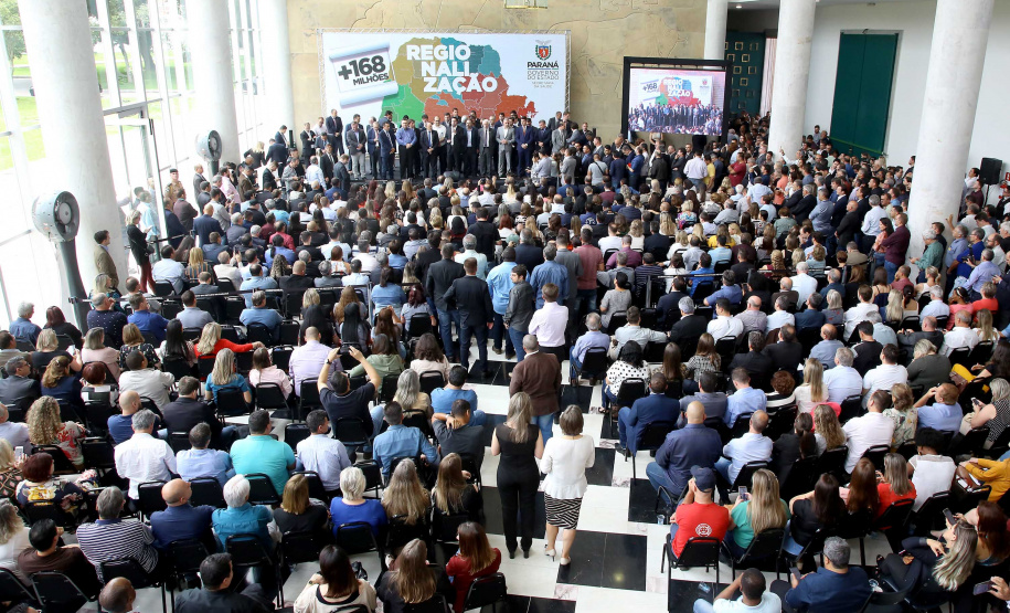 O governador Carlos Massa Ratinho Junior recebeu nesta quarta-feira (11), no Palácio Iguaçu, prefeitos de municípios de diversas regiões do Estado. No encontro foram assinados convênios para liberação de recursos destinados a ações na área da saúde. Os convênios foram assinados, também, pelo secretário de Estado da Saúde, Beto Preto. Curitiba,11/12/2109 Foto:Jaelson Lucas / AEN