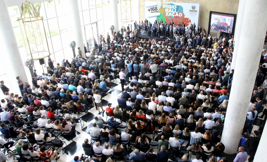 O governador Carlos Massa Ratinho Junior recebeu nesta quarta-feira (11), no Palácio Iguaçu, prefeitos de municípios de diversas regiões do Estado. No encontro foram assinados convênios para liberação de recursos destinados a ações na área da saúde. Os convênios foram assinados, também, pelo secretário de Estado da Saúde, Beto Preto. Curitiba,11/12/2109 Foto:Jaelson Lucas / AEN