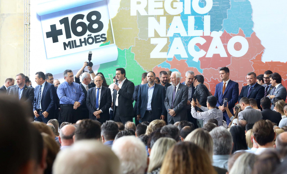 O governador Carlos Massa Ratinho Junior recebeu nesta quarta-feira (11), no Palácio Iguaçu, prefeitos de municípios de diversas regiões do Estado. No encontro foram assinados convênios para liberação de recursos destinados a ações na área da saúde. Os convênios foram assinados, também, pelo secretário de Estado da Saúde, Beto Preto. Curitiba,11/12/2109 Foto:Jaelson Lucas / AEN