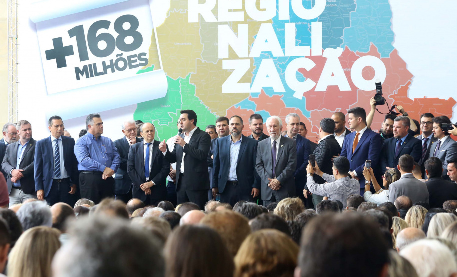 O governador Carlos Massa Ratinho Junior recebeu nesta quarta-feira (11), no Palácio Iguaçu, prefeitos de municípios de diversas regiões do Estado. No encontro foram assinados convênios para liberação de recursos destinados a ações na área da saúde. Os convênios foram assinados, também, pelo secretário de Estado da Saúde, Beto Preto. Curitiba,11/12/2109 Foto:Jaelson Lucas / AEN