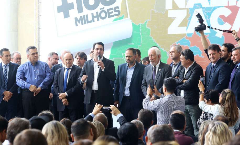 O governador Carlos Massa Ratinho Junior recebeu nesta quarta-feira (11), no Palácio Iguaçu, prefeitos de municípios de diversas regiões do Estado. No encontro foram assinados convênios para liberação de recursos destinados a ações na área da saúde. Os convênios foram assinados, também, pelo secretário de Estado da Saúde, Beto Preto. Curitiba,11/12/2109 Foto:Jaelson Lucas / AEN