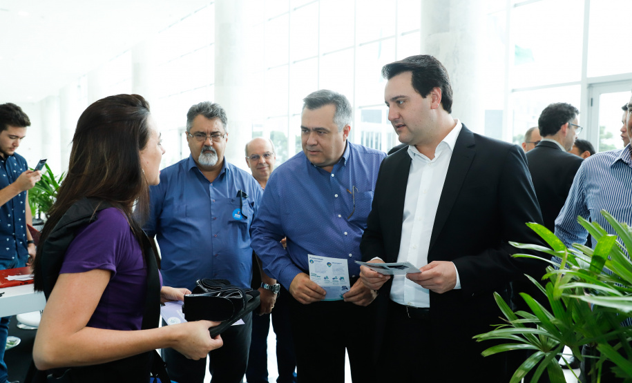 O governador Carlos Massa Ratinho Junior autorizou nesta quarta-feira (11), em cerimônia no Palácio Iguaçu, a liberação de R$ 168 milhões para a saúde pública de 297 municípios paranaenses.