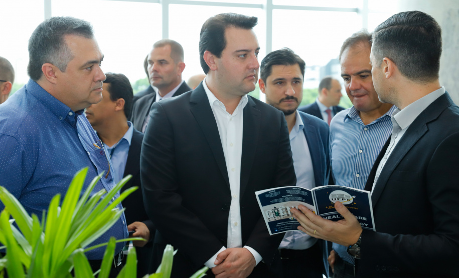 O governador Carlos Massa Ratinho Junior autorizou nesta quarta-feira (11), em cerimônia no Palácio Iguaçu, a liberação de R$ 168 milhões para a saúde pública de 297 municípios paranaenses.