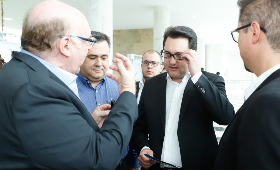 O governador Carlos Massa Ratinho Junior autorizou nesta quarta-feira (11), em cerimônia no Palácio Iguaçu, a liberação de R$ 168 milhões para a saúde pública de 297 municípios paranaenses.