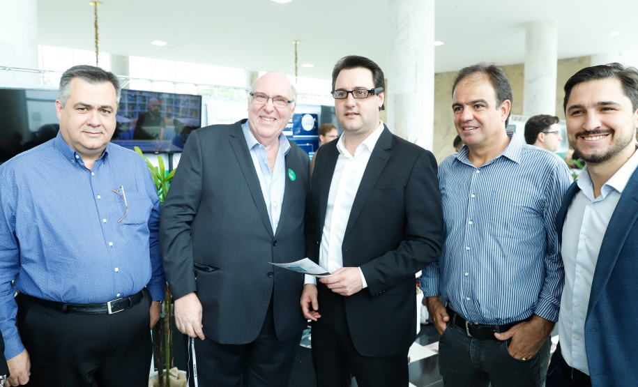 O governador Carlos Massa Ratinho Junior autorizou nesta quarta-feira (11), em cerimônia no Palácio Iguaçu, a liberação de R$ 168 milhões para a saúde pública de 297 municípios paranaenses.