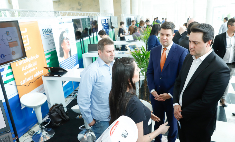 O governador Carlos Massa Ratinho Junior autorizou nesta quarta-feira (11), em cerimônia no Palácio Iguaçu, a liberação de R$ 168 milhões para a saúde pública de 297 municípios paranaenses.