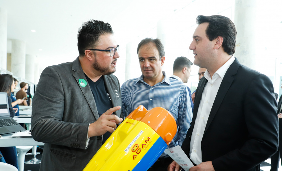 O governador Carlos Massa Ratinho Junior autorizou nesta quarta-feira (11), em cerimônia no Palácio Iguaçu, a liberação de R$ 168 milhões para a saúde pública de 297 municípios paranaenses.