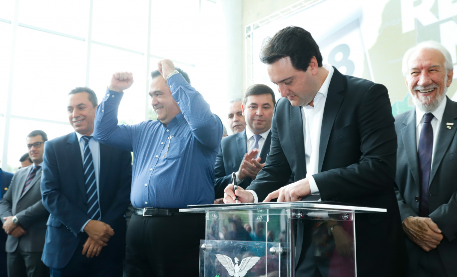 O governador Carlos Massa Ratinho Junior autorizou nesta quarta-feira (11), em cerimônia no Palácio Iguaçu, a liberação de R$ 168 milhões para a saúde pública de 297 municípios paranaenses.