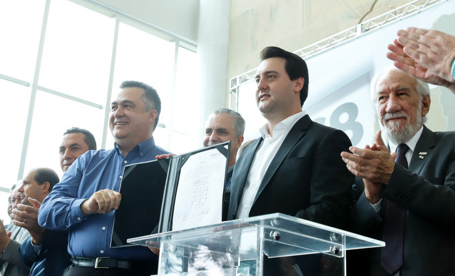 O governador Carlos Massa Ratinho Junior autorizou nesta quarta-feira (11), em cerimônia no Palácio Iguaçu, a liberação de R$ 168 milhões para a saúde pública de 297 municípios paranaenses.