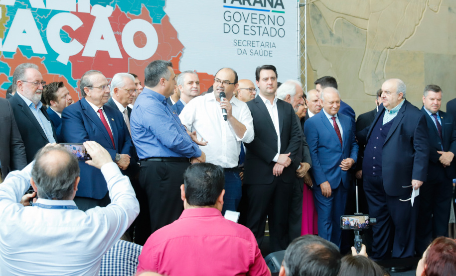 O governador Carlos Massa Ratinho Junior autorizou nesta quarta-feira (11), em cerimônia no Palácio Iguaçu, a liberação de R$ 168 milhões para a saúde pública de 297 municípios paranaenses.