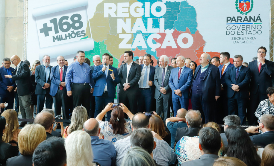 O governador Carlos Massa Ratinho Junior autorizou nesta quarta-feira (11), em cerimônia no Palácio Iguaçu, a liberação de R$ 168 milhões para a saúde pública de 297 municípios paranaenses.