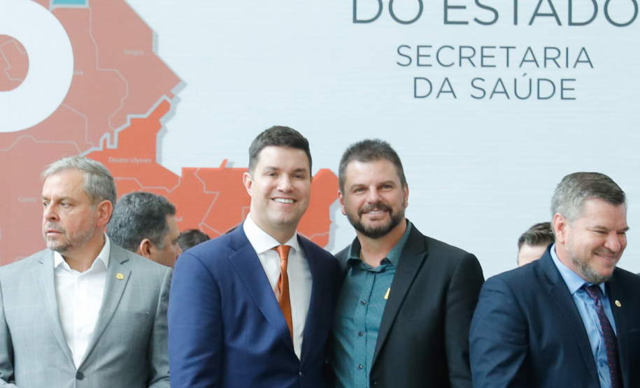 O governador Carlos Massa Ratinho Junior autorizou nesta quarta-feira (11), em cerimônia no Palácio Iguaçu, a liberação de R$ 168 milhões para a saúde pública de 297 municípios paranaenses.
