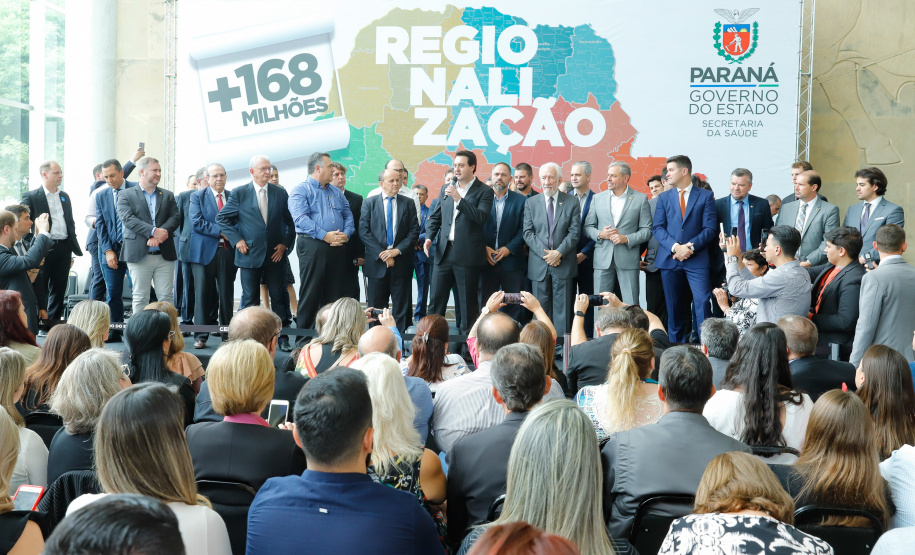 O governador Carlos Massa Ratinho Junior autorizou nesta quarta-feira (11), em cerimônia no Palácio Iguaçu, a liberação de R$ 168 milhões para a saúde pública de 297 municípios paranaenses.