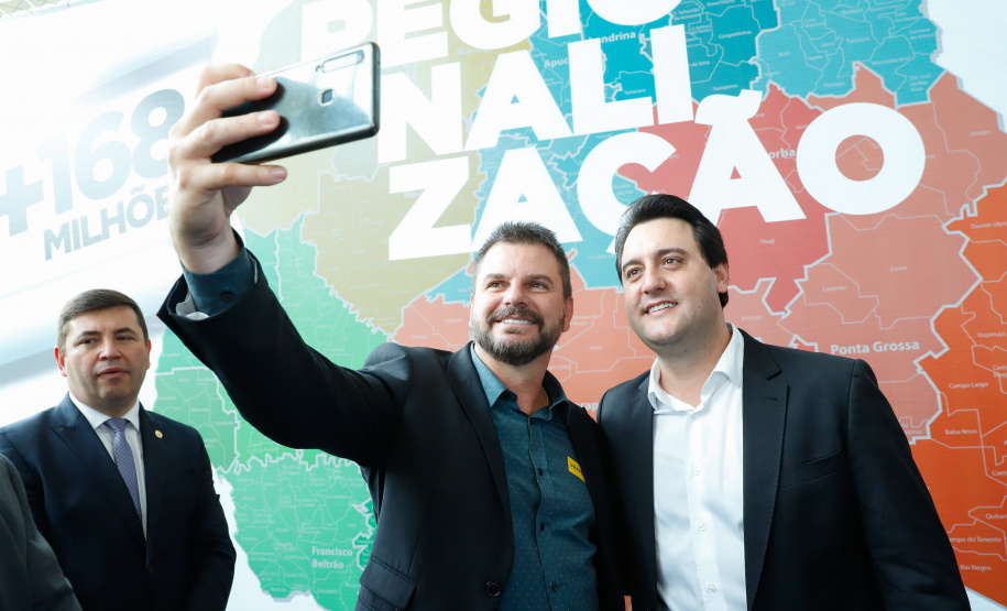 O governador Carlos Massa Ratinho Junior autorizou nesta quarta-feira (11), em cerimônia no Palácio Iguaçu, a liberação de R$ 168 milhões para a saúde pública de 297 municípios paranaenses.