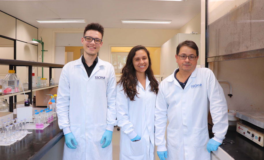 Tecpar apoia estudos pioneiros na área ambiental.Pesquisadores Mateus Sabtke, Mayara Padovan dos Santos e Éder José dos Santos.  Foto: Tecpar
