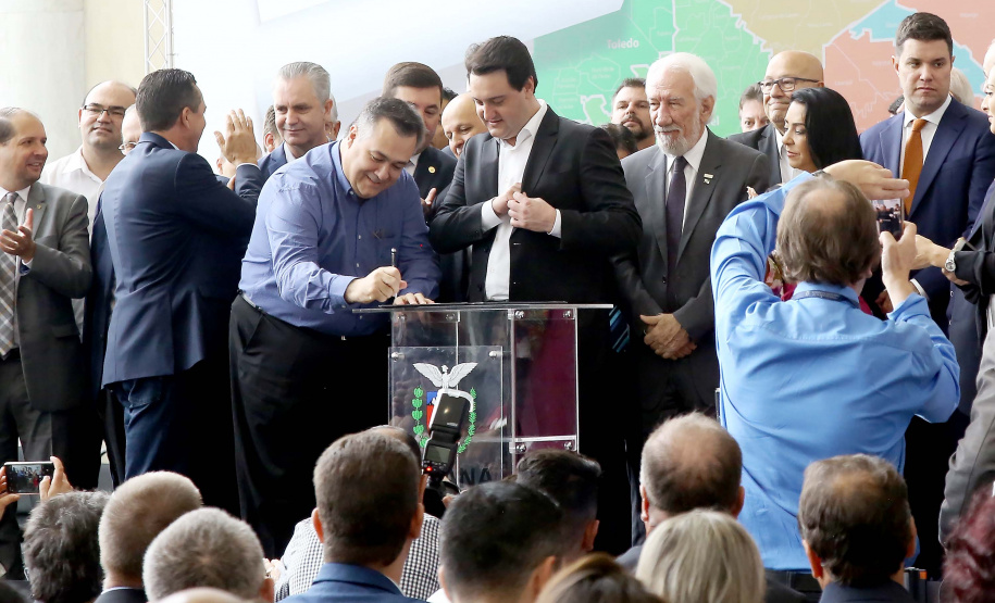 O governador Carlos Massa Ratinho Junior recebeu nesta quarta-feira (11), no Palácio Iguaçu, prefeitos de municípios de diversas regiões do Estado. No encontro foram assinados convênios para liberação de recursos destinados a ações na área da saúde. Os convênios foram assinados, também, pelo secretário de Estado da Saúde, Beto Preto. Curitiba,11/12/2109 Foto:Jaelson Lucas / AEN