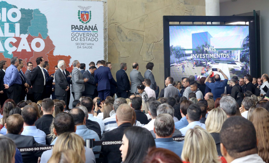 O Paraná terá dez Ambulatórios Multiprofissionais de Especialidades (AMEs) a partir de 2020. O investimento soma R$ 100 milhões. O anúncio foi feito pelo governador Carlos Massa Ratinho Junior nesta quarta-feira (11), no Palácio Iguaçu, durante o evento de liberação de R$ 168 milhões para equipamentos e reformas na saúde para 297 municípios.Foto: Jaelson Lucas/AEN