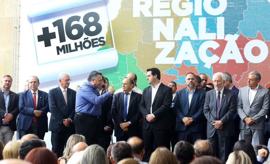 O governador Carlos Massa Ratinho Junior recebeu nesta quarta-feira (11), no Palácio Iguaçu, prefeitos de municípios de diversas regiões do Estado. No encontro foram assinados convênios para liberação de recursos destinados a ações na área da saúde. Os convênios foram assinados, também, pelo secretário de Estado da Saúde, Beto Preto. Curitiba,11/12/2109 Foto:Jaelson Lucas / AEN