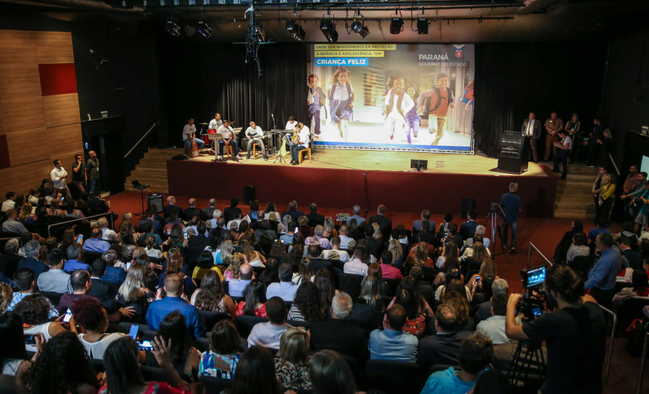 O Governo do Estado do Paraná anuncia nesta quarta-feira (11),  no Museu Oscar Niemeyer, em Curitiba, medidas para fortalecer as políticas públicas de proteção à criança e ao adolescente.Além disso, prefeitos de 21 municípios formalizam a adesão ao programa Criança Feliz, de atenção à primeira infância.Curitiba, 11/12/2019 - Foto: Geraldo Bubniak/AEN