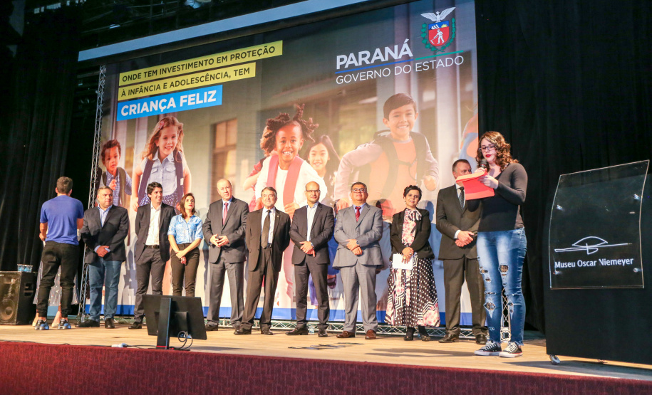 O Governo do Estado do Paraná anuncia nesta quarta-feira (11),  no Museu Oscar Niemeyer, em Curitiba, medidas para fortalecer as políticas públicas de proteção à criança e ao adolescente.Além disso, prefeitos de 21 municípios formalizam a adesão ao programa Criança Feliz, de atenção à primeira infância.Curitiba, 11/12/2019 - Foto: Geraldo Bubniak/AEN