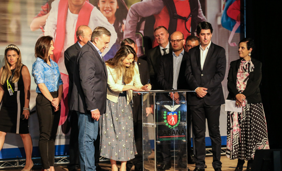 O Governo do Estado do Paraná anuncia nesta quarta-feira (11),  no Museu Oscar Niemeyer, em Curitiba, medidas para fortalecer as políticas públicas de proteção à criança e ao adolescente.Além disso, prefeitos de 21 municípios formalizam a adesão ao programa Criança Feliz, de atenção à primeira infância.Curitiba, 11/12/2019 - Foto: Geraldo Bubniak/AEN