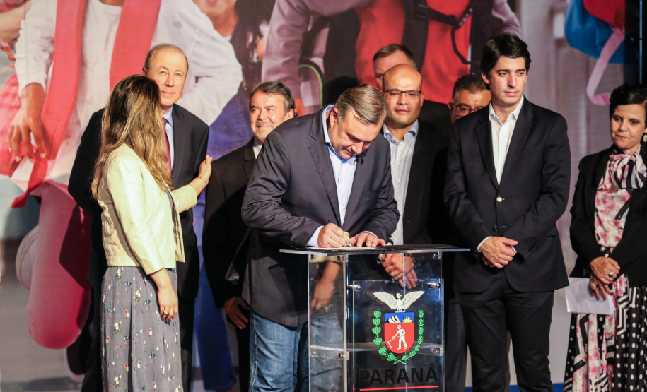 O Governo do Estado do Paraná anuncia nesta quarta-feira (11),  no Museu Oscar Niemeyer, em Curitiba, medidas para fortalecer as políticas públicas de proteção à criança e ao adolescente.Além disso, prefeitos de 21 municípios formalizam a adesão ao programa Criança Feliz, de atenção à primeira infância.Curitiba, 11/12/2019 - Foto: Geraldo Bubniak/AEN