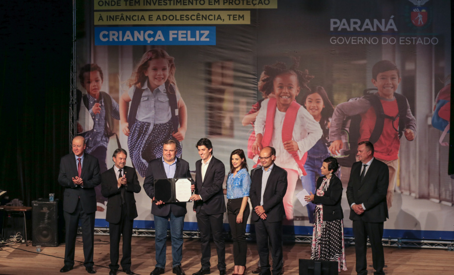 O Governo do Estado do Paraná anuncia nesta quarta-feira (11),  no Museu Oscar Niemeyer, em Curitiba, medidas para fortalecer as políticas públicas de proteção à criança e ao adolescente.Além disso, prefeitos de 21 municípios formalizam a adesão ao programa Criança Feliz, de atenção à primeira infância.Curitiba, 11/12/2019 - Foto: Geraldo Bubniak/AEN