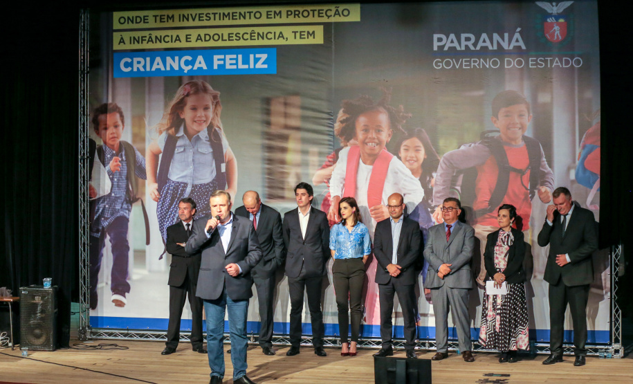O Governo do Estado do Paraná anuncia nesta quarta-feira (11),  no Museu Oscar Niemeyer, em Curitiba, medidas para fortalecer as políticas públicas de proteção à criança e ao adolescente.Além disso, prefeitos de 21 municípios formalizam a adesão ao programa Criança Feliz, de atenção à primeira infância.Curitiba, 11/12/2019 - Foto: Geraldo Bubniak/AEN